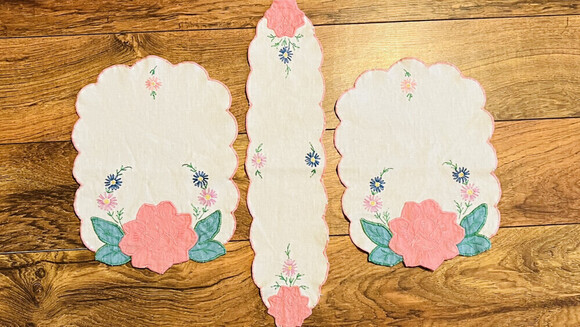 VINTAGE Hand Stitched DoilyLot - Picture 8 of 9